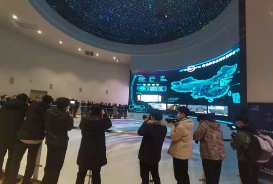 높은 정확성 곡선 LED 디스플레이 화면 밝기 색상 일관성 유령화 없음